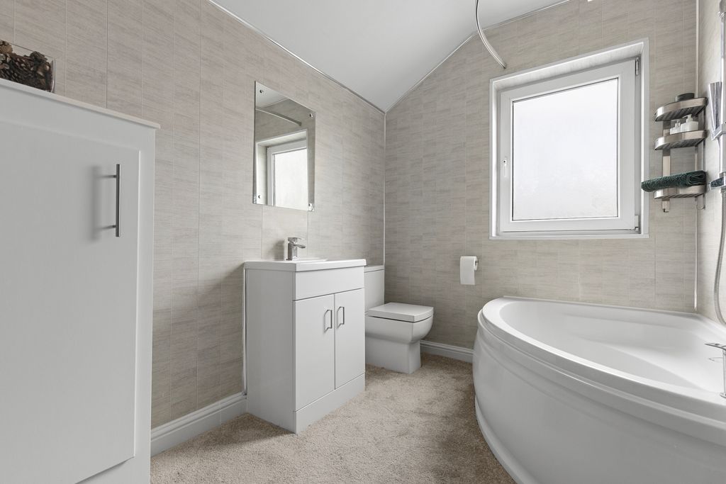 Property photo 2 of 15 Bathroom