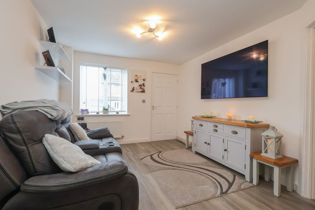 Property photo 3 of 18 Living Room