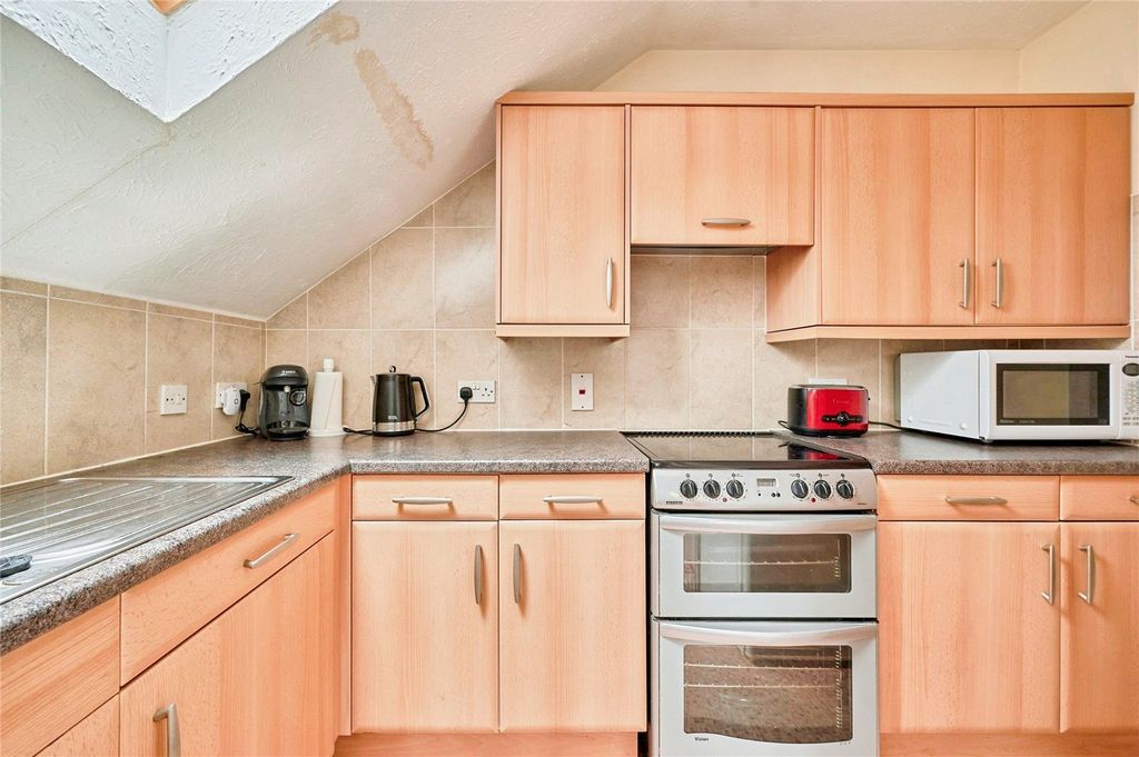 Property photo 3 of 11 Kitchen