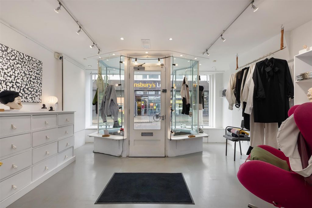 Property photo 2 of 18 High Street, Whitstable