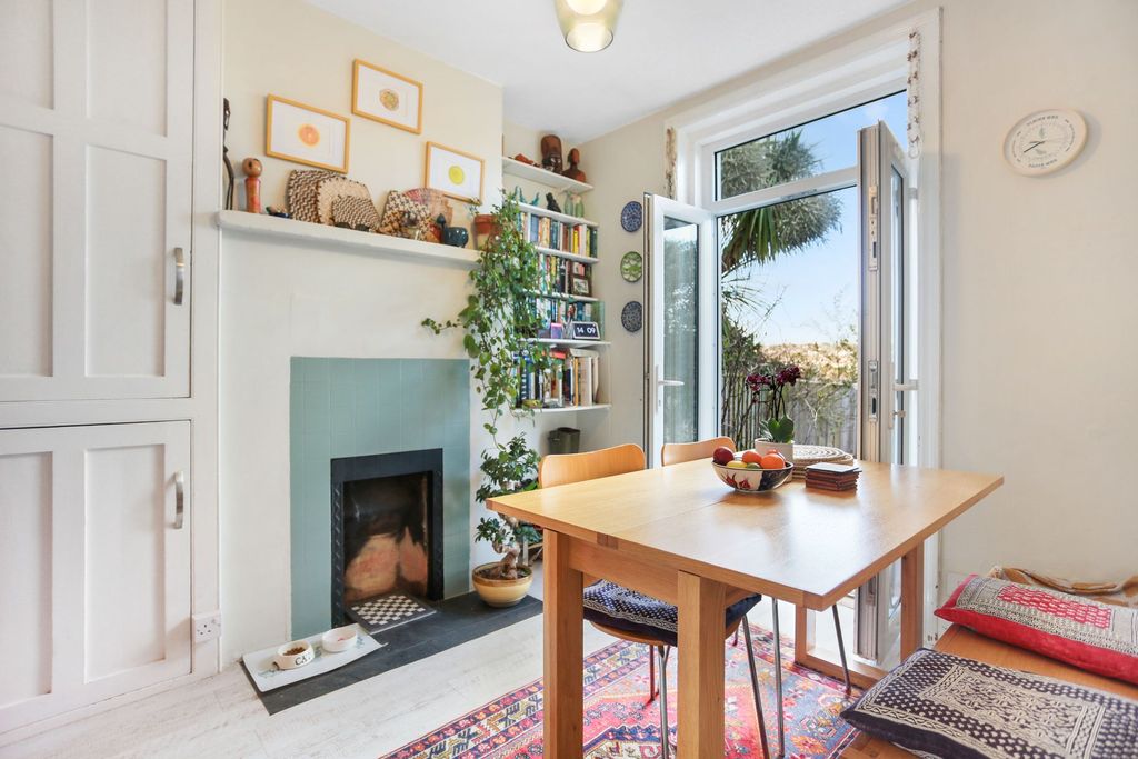 Property photo 3 of 32