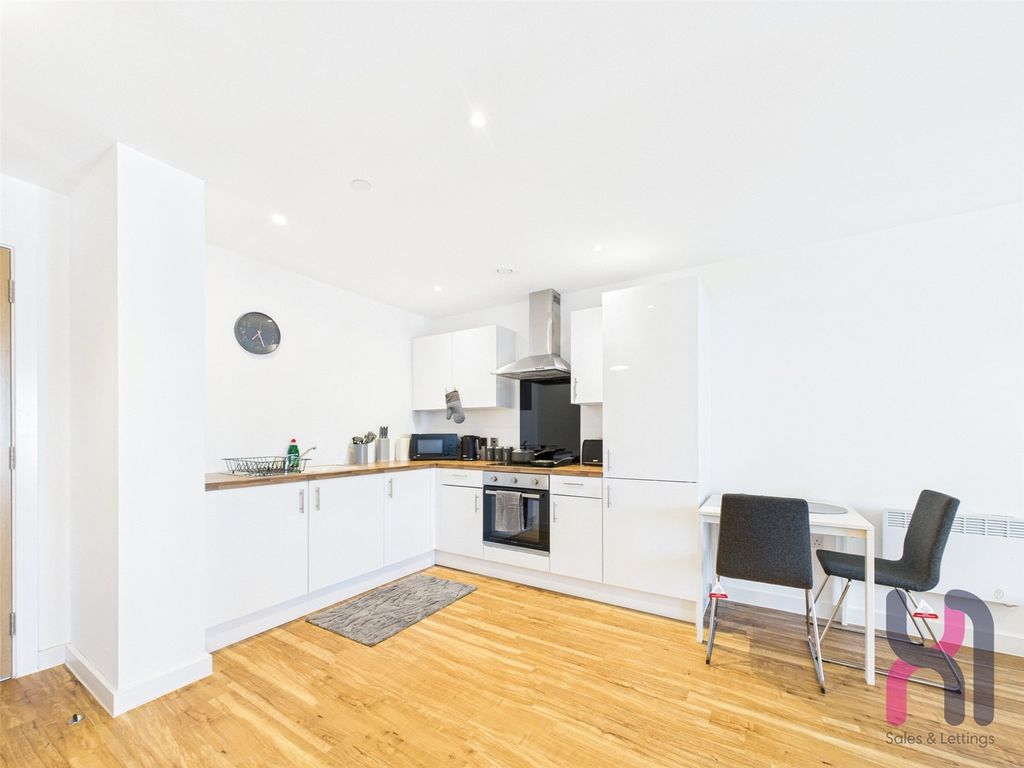 Property photo 2 of 21 Picture No. 11