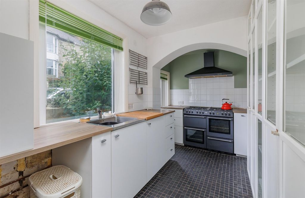 Property photo 3 of 32 Kitchen