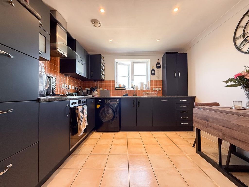 Property photo 2 of 9 Kitchen