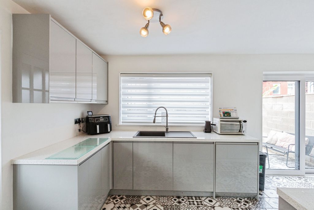 Property photo 3 of 19 Kitchen
