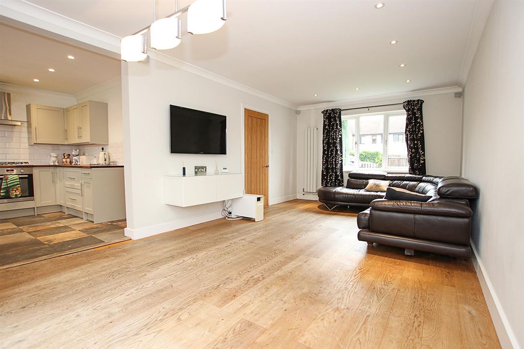 Property photo 2 of 11 Lounge.Jpg