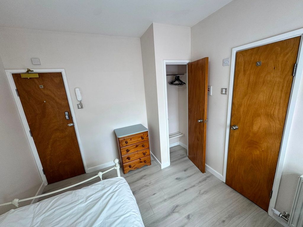 Property photo 2 of 8 En-Suite 5