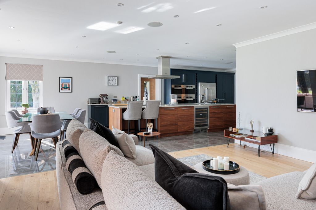 Property photo 2 of 31 Kitchen/Living Room