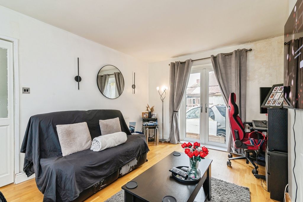 Property photo 3 of 10 Pbox-Img.Jpg