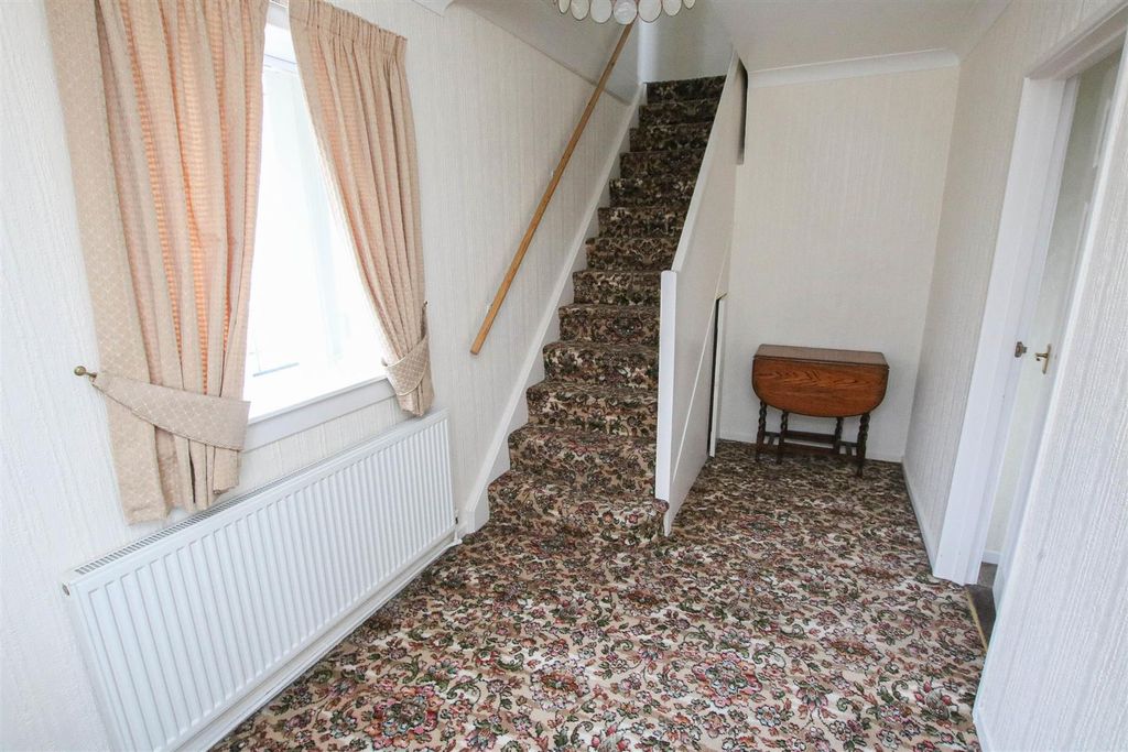 Property photo 3 of 21 Entrance Hall
