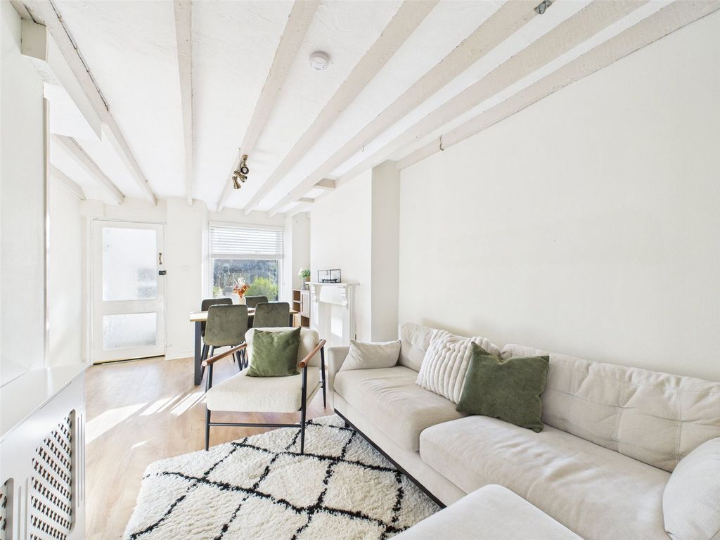 Property photo 3 of 11 Lounge