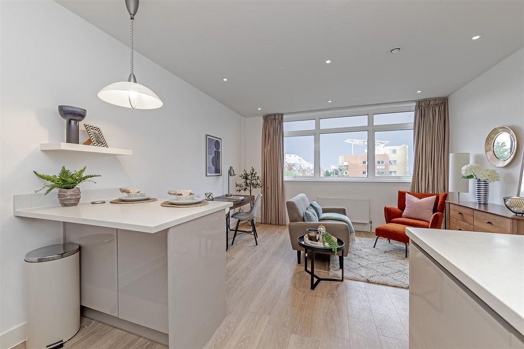 Property photo 3 of 17 26Ridgmontplaza-29.Jpg