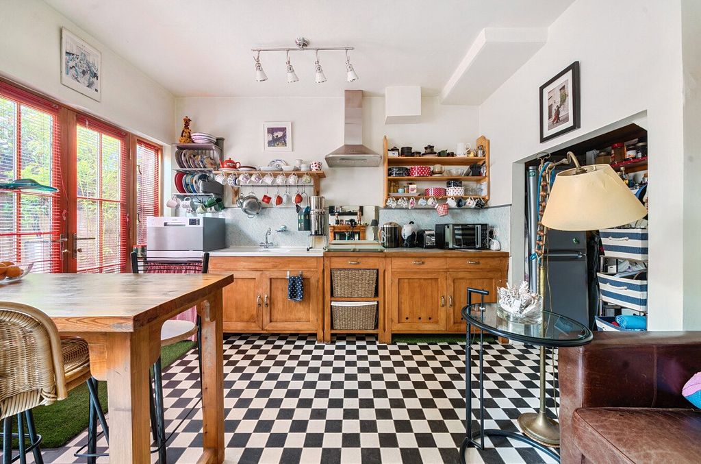 Property photo 3 of 10 Kitchen