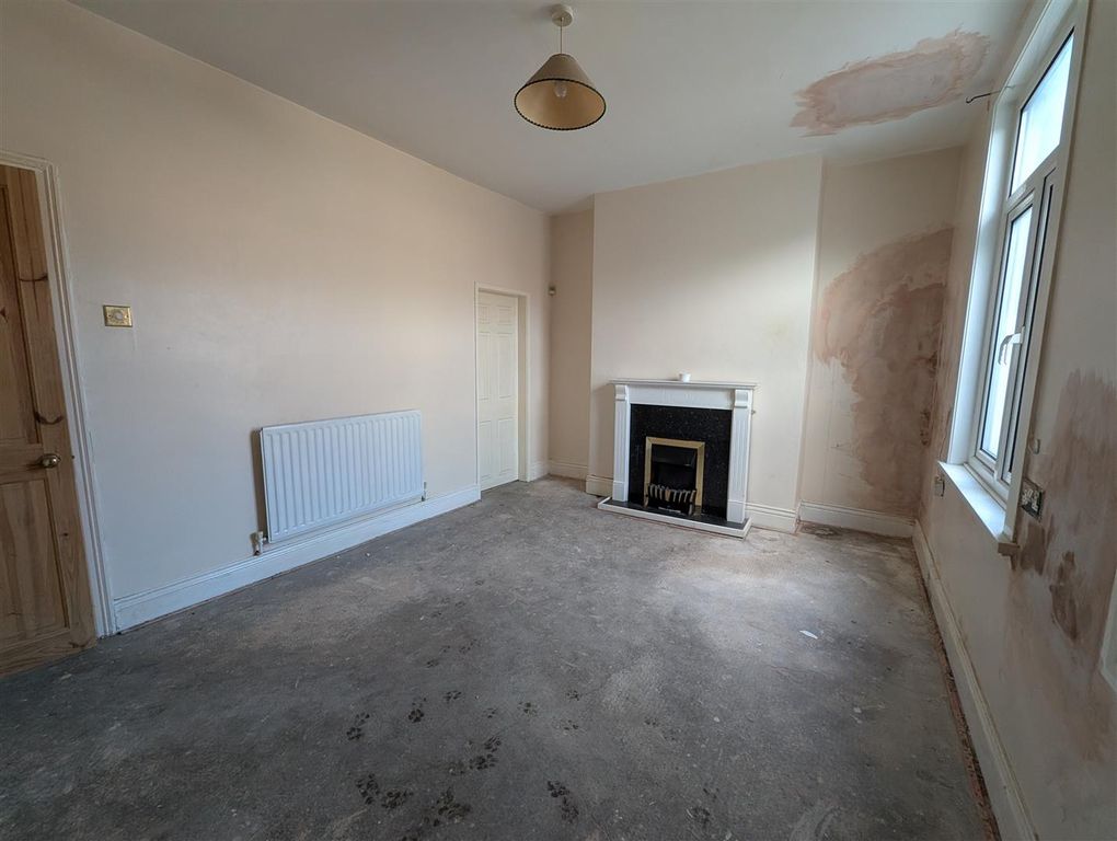 Property photo 3 of 8 Dingin Room