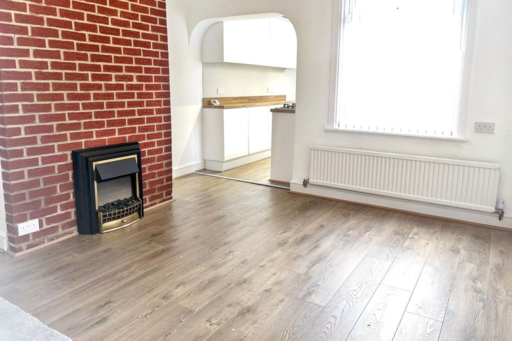 Property photo 2 of 19 5 Mansfield Road, Sutton-In-Ashfield, Nottinghamshire, Ng17 4El