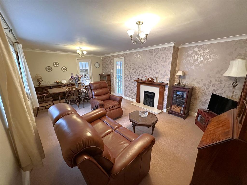 Property photo 2 of 21 Lounge/Diner 245