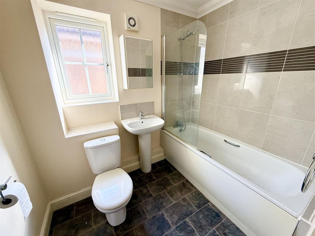 Property photo 3 of 17 Bathroom