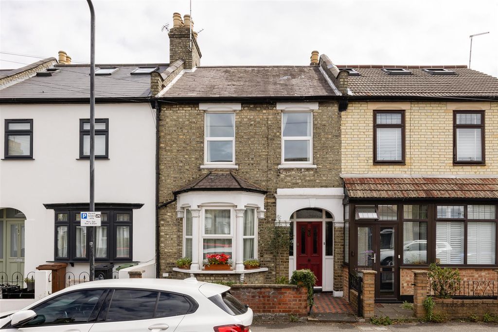 Property photo 1 of 31 Kenilworth Avenue, E17