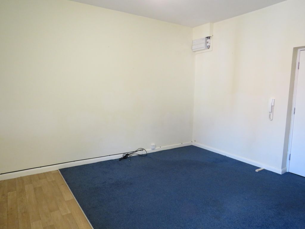 Property photo 3 of 6 Living Room
