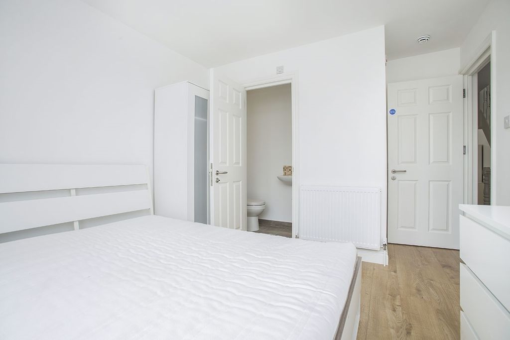 Property photo 3 of 6 Double Bedroom