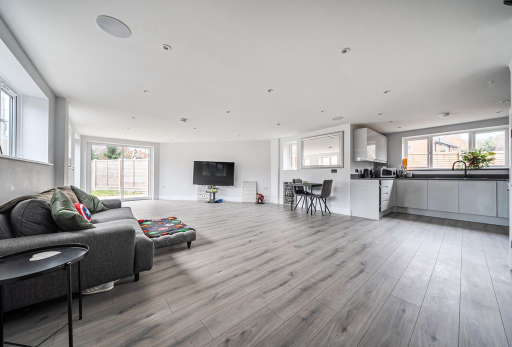 Property photo 2 of 18 1389452-15-694020...