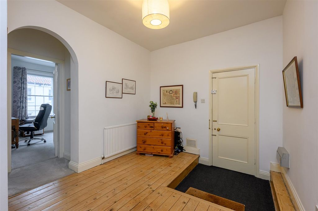 Property photo 3 of 14 Enterance Hall