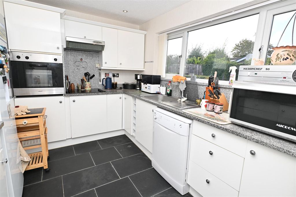 Property photo 3 of 18 Kitchen