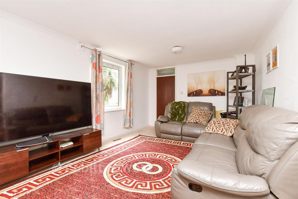 Property photo 3 of 13 Lounge