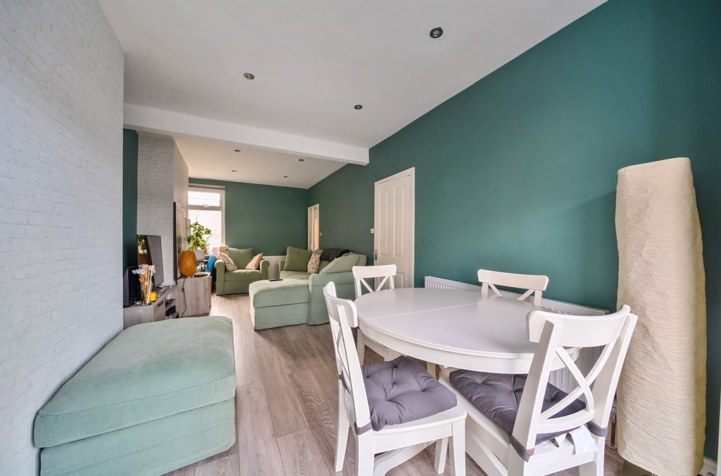 Property photo 3 of 14 1396033-32-695d08...