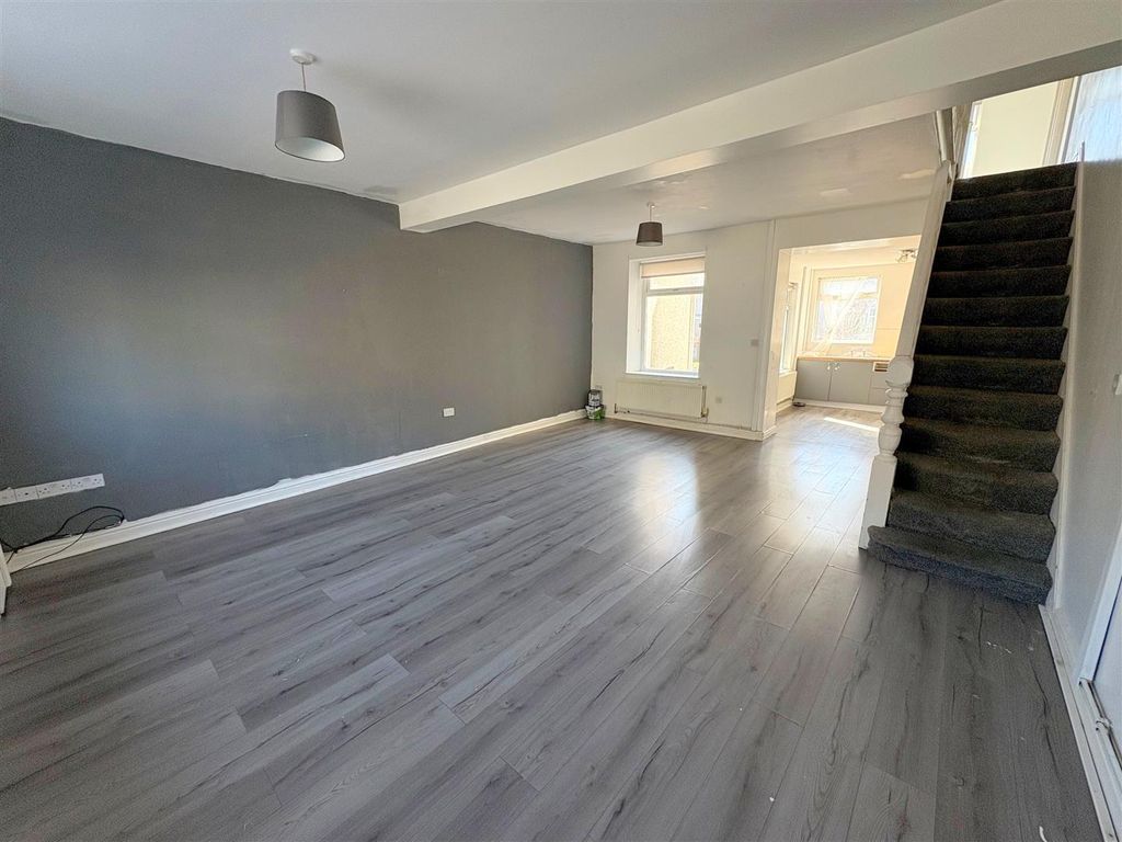 Property photo 3 of 23 Lounge A.Jpg