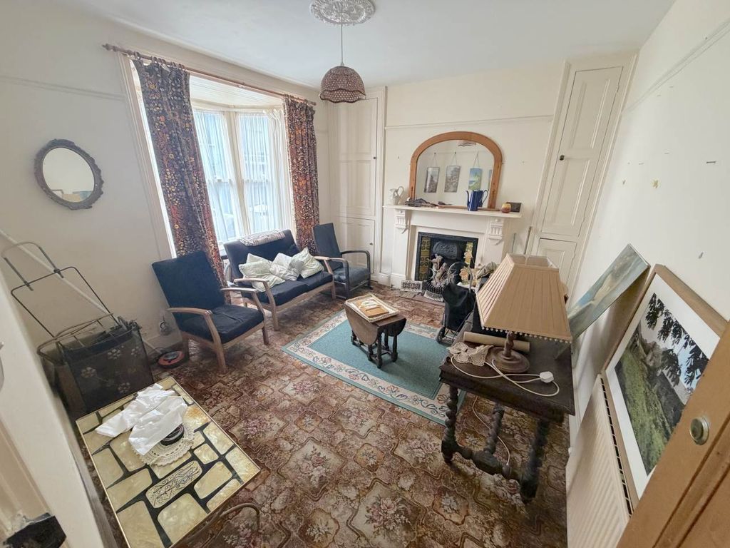 Property photo 2 of 16 Lounge