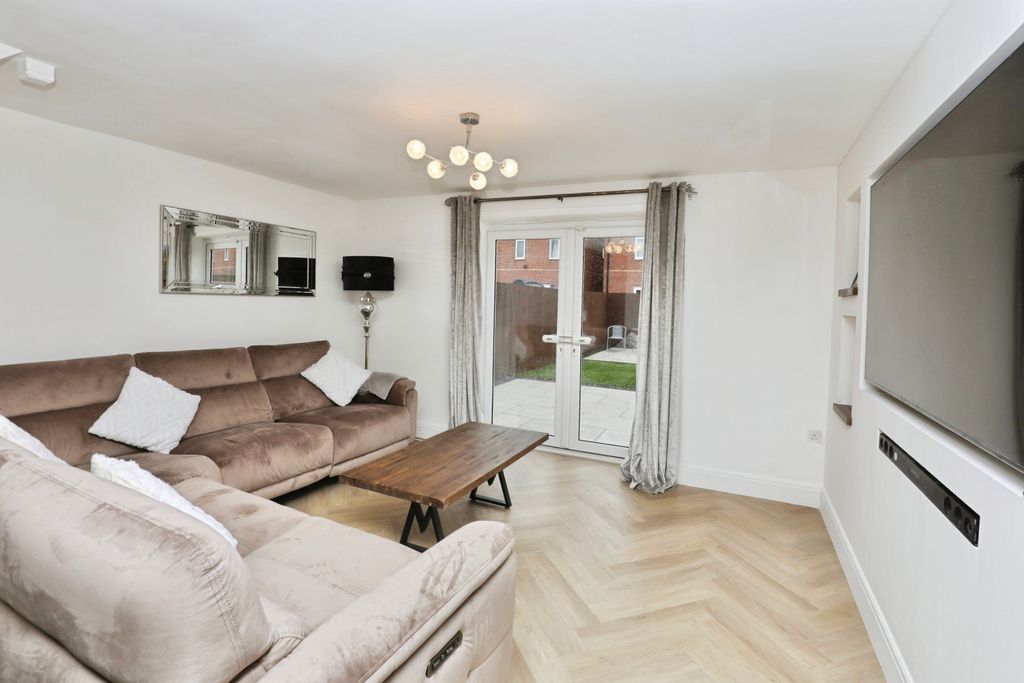 Property photo 2 of 15 Lounge