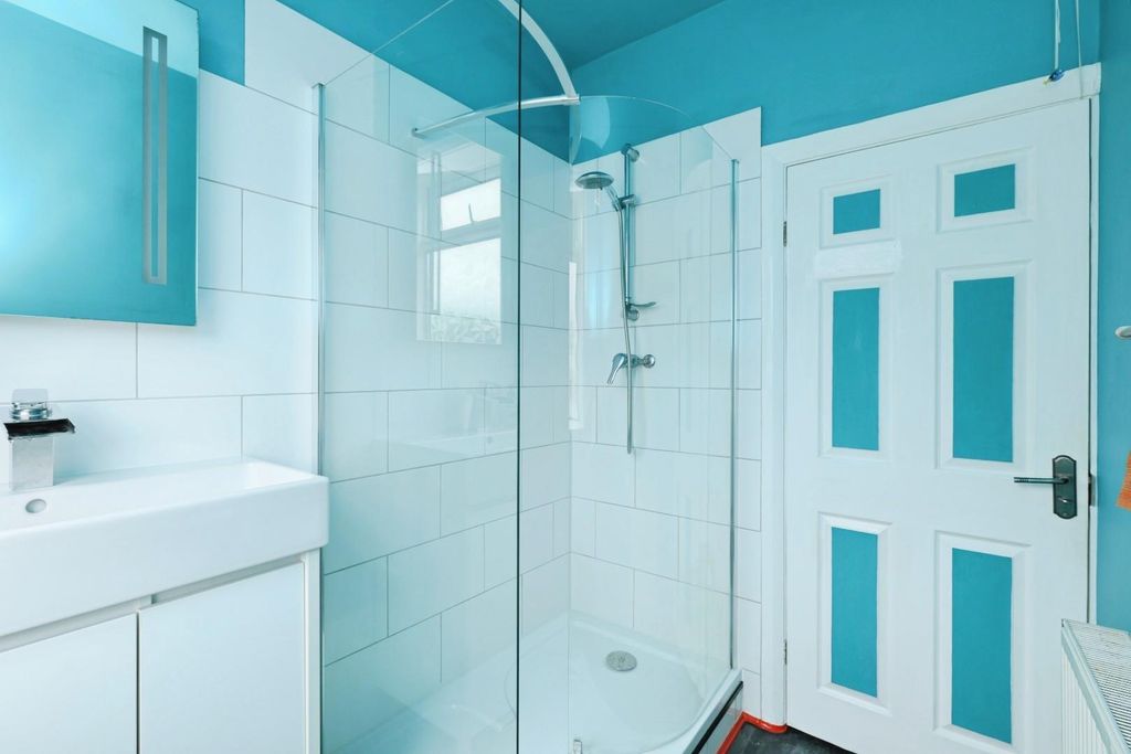 Property photo 2 of 25 Bathroom