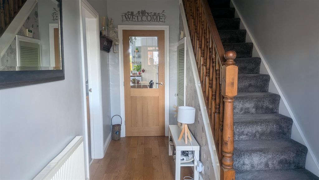 Property photo 3 of 17 Entrance Hallway