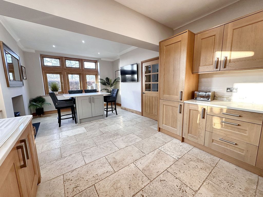 Property photo 3 of 27 Dining Kitchen