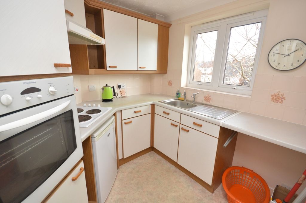 Property photo 3 of 10 Kitchen