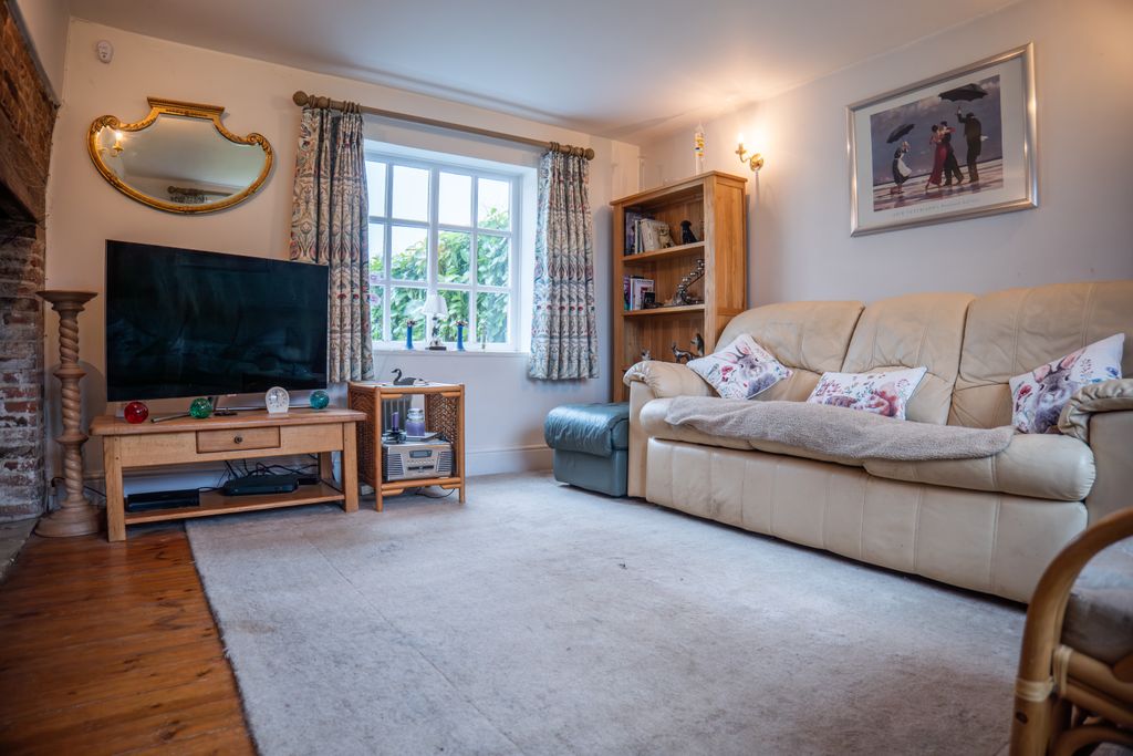 Property photo 2 of 19 Lounge