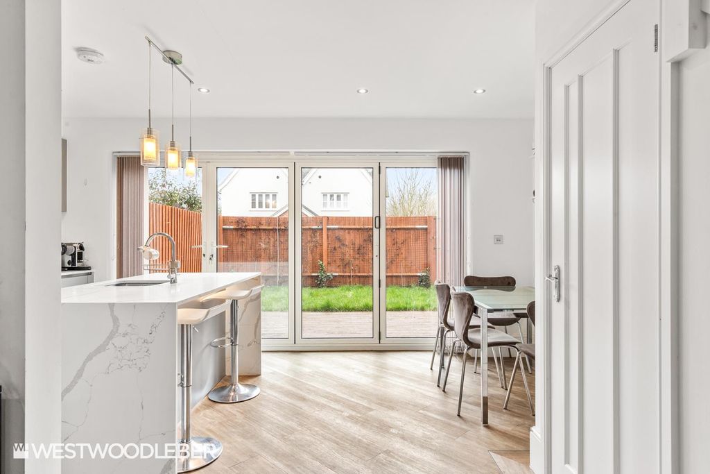 Property photo 3 of 25 Lloydplace_14.Jpg