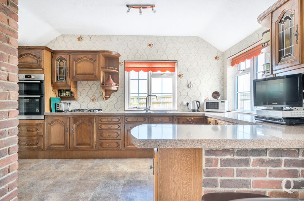 Property photo 3 of 38 097c32c3-6E22-493...