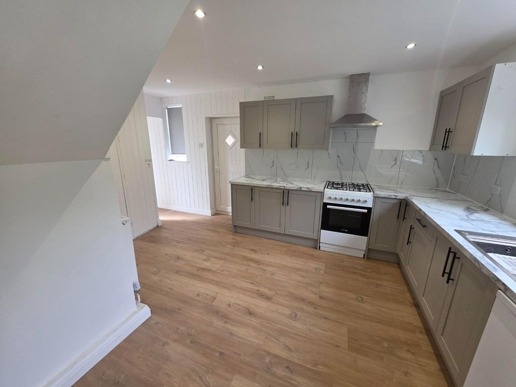 Property photo 3 of 14 Kitchen
