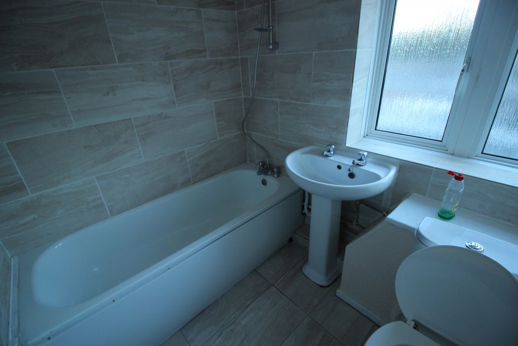 Property photo 3 of 7 Bathroom