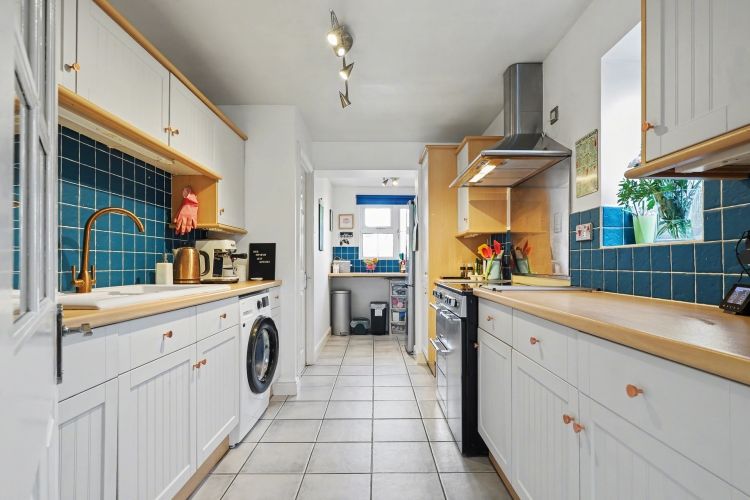 Property photo 3 of 11 Kitchen (3)