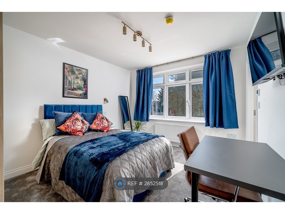 Property photo 2 of 11 Room 5, First Floor With Ensuite (£1225)