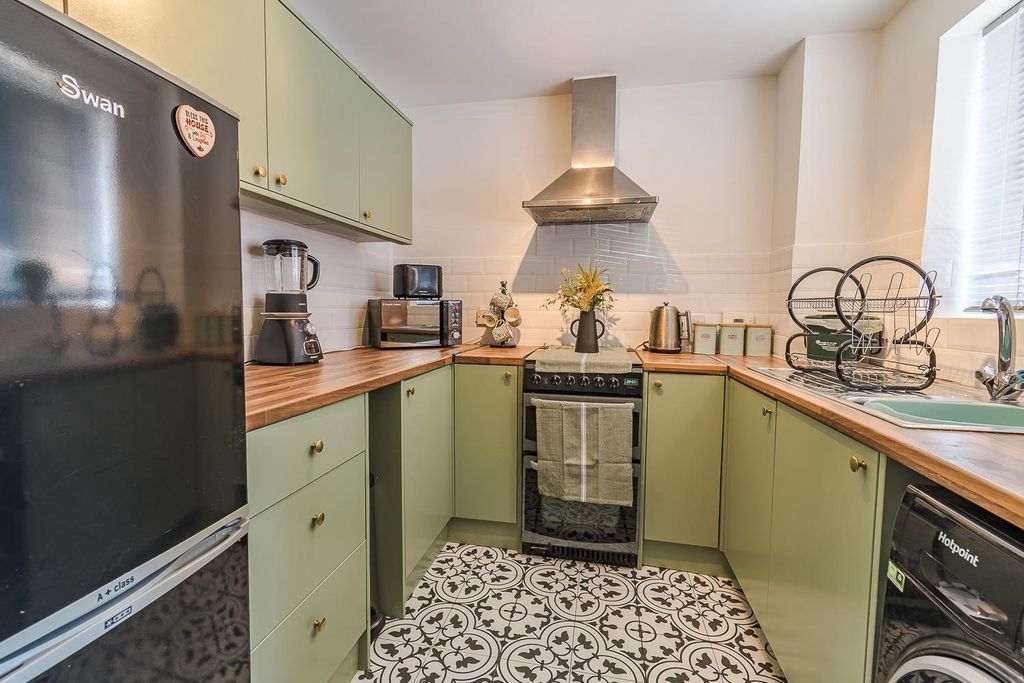 Property photo 3 of 17 Kitchen