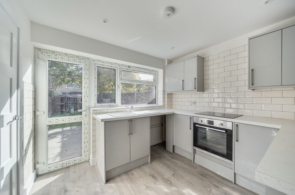 Property photo 3 of 16 1354985-10-68c7d5...