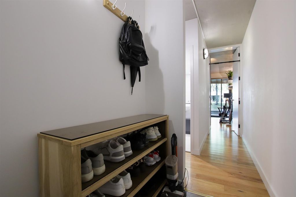 Property photo 2 of 10 Entrance Hall