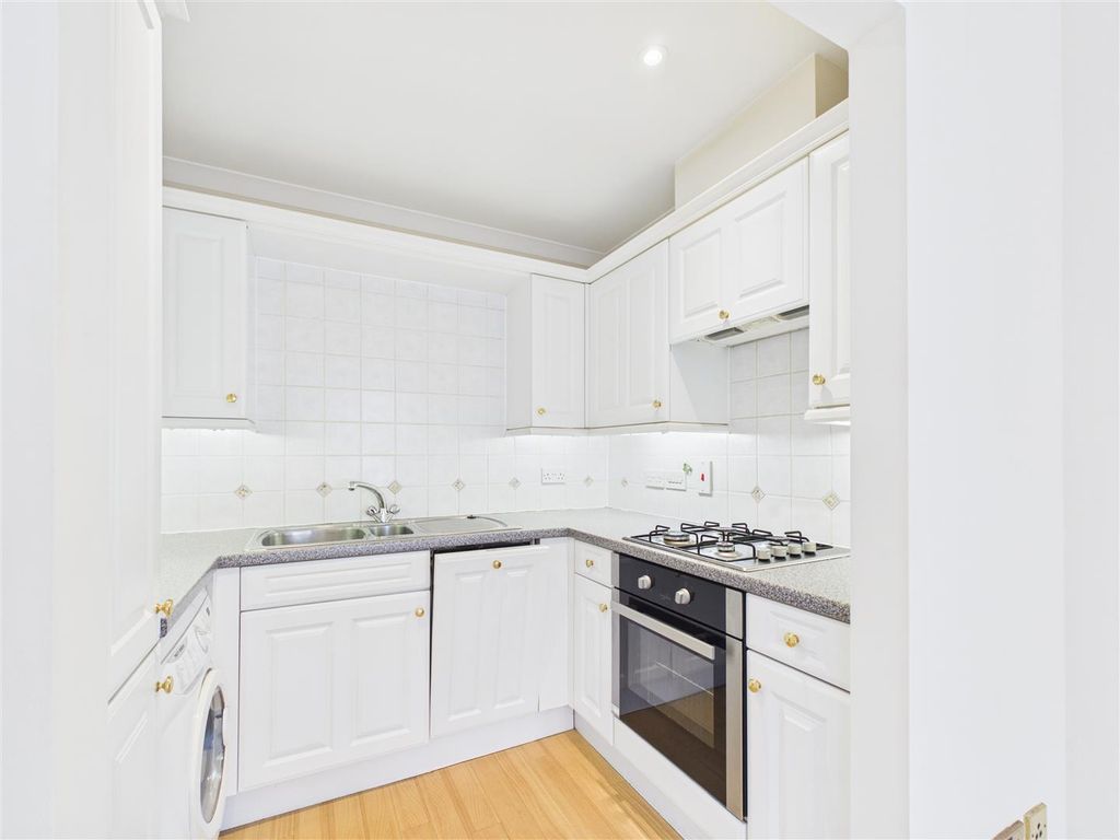Property photo 3 of 8 11 St Georges Tower03557G0-Pr0180-Still002.Jpg