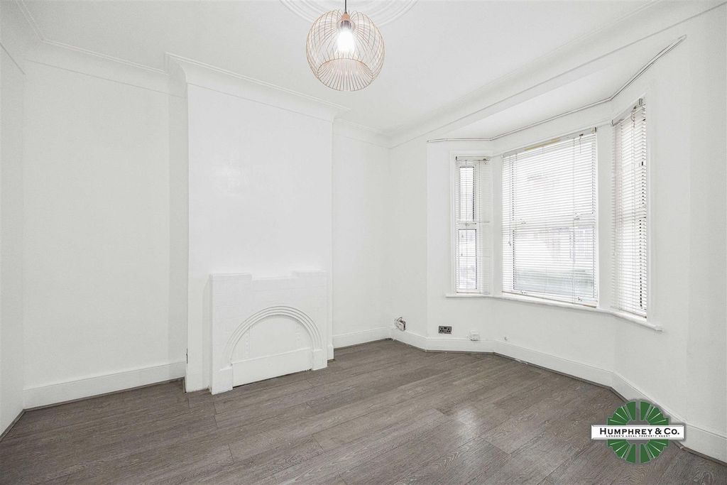 Property photo 2 of 15 17 Liddon Road -002.Jpg