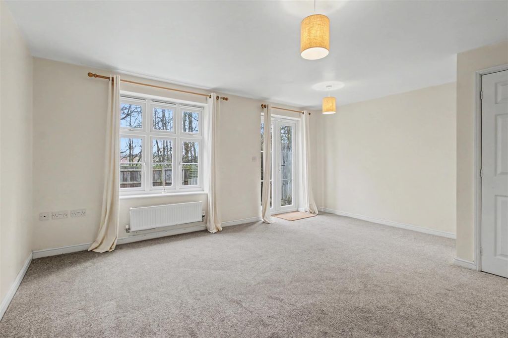 Property photo 2 of 19 Lounge