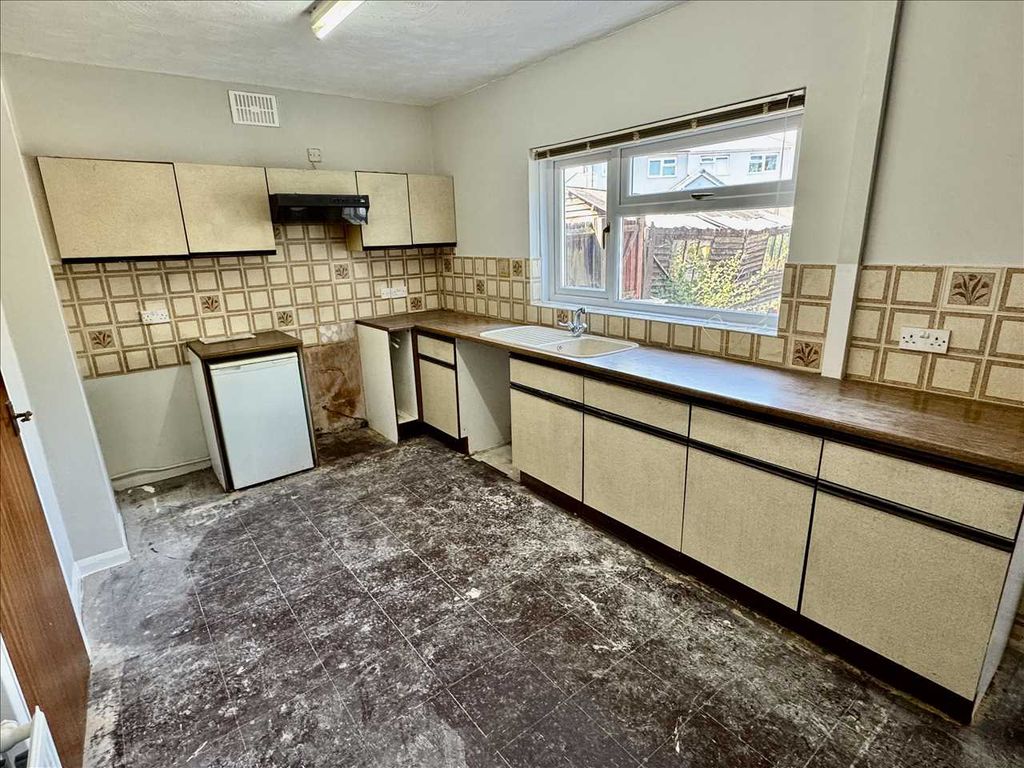 Property photo 3 of 10 Dining Kitchen